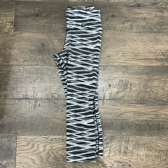 Nike Black White and Grey Criss Cross Stripe Capri Work out leggings - Picture 1 of 5